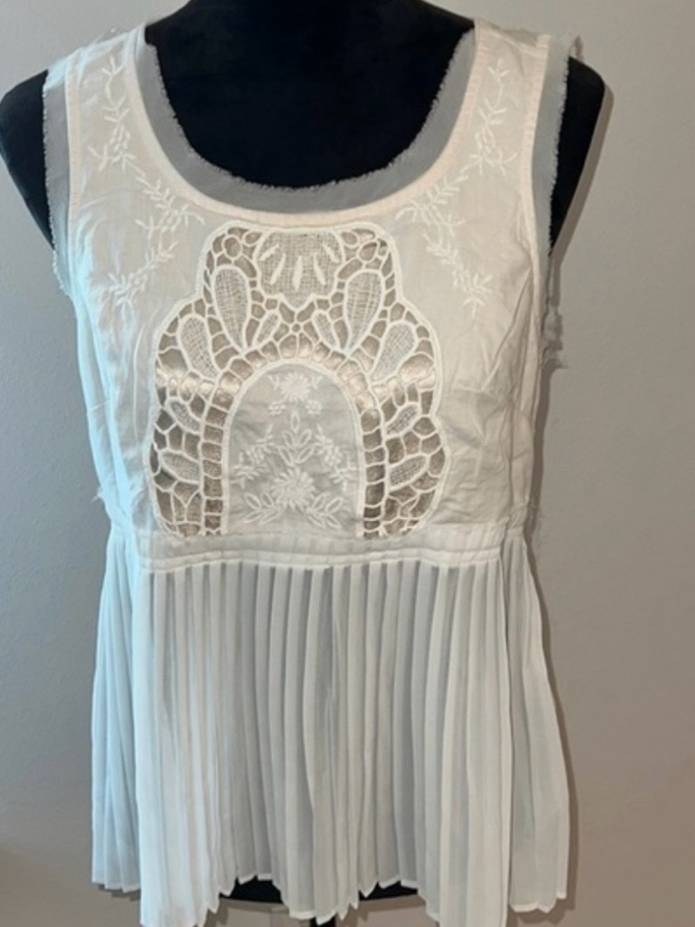 American Eagle Outfitters vintage minimalist White Lace Sleeveless Peplum Top
